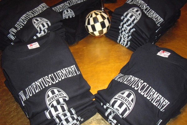 LA T-SHIRT CELEBRATIVA